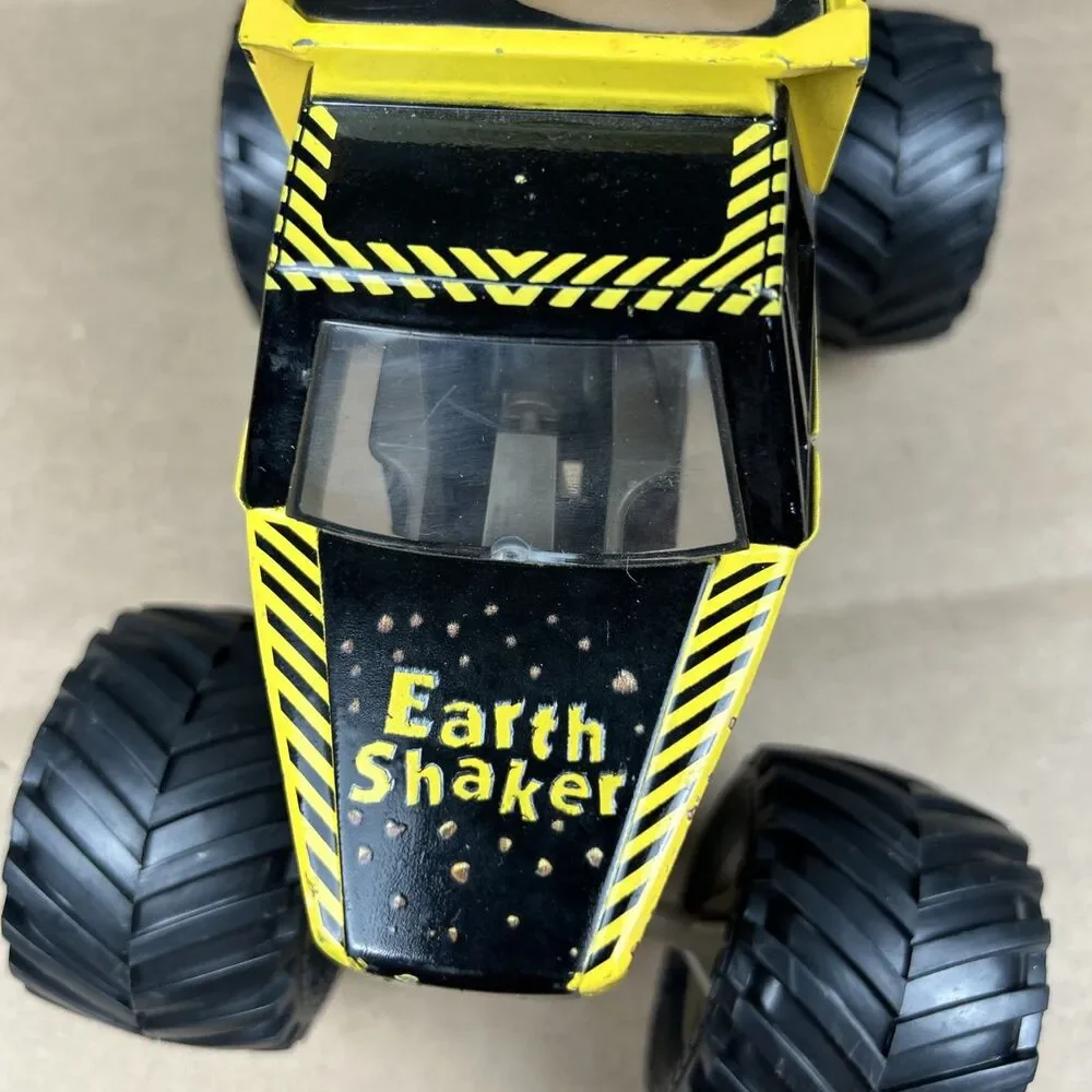 Hot Wheels Monster Jam Earth Shaker Die-Cast Truck Vehicle 1:24 Spin Master